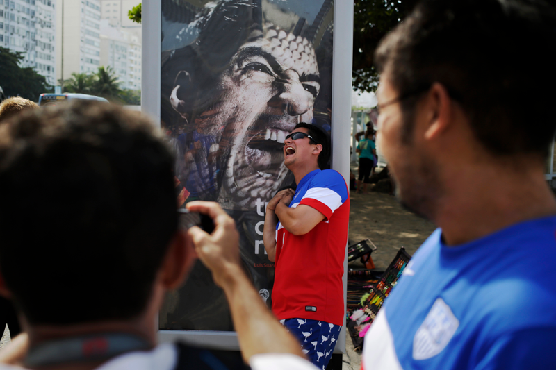 Illustration for article titled People In Rio Are Doing Funny Things With A Luis Suárez Billboard